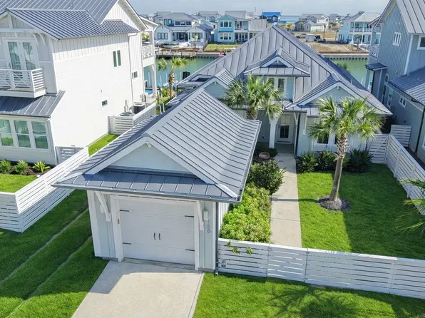 150 Foxtail Ln, Rockport, TX 78382