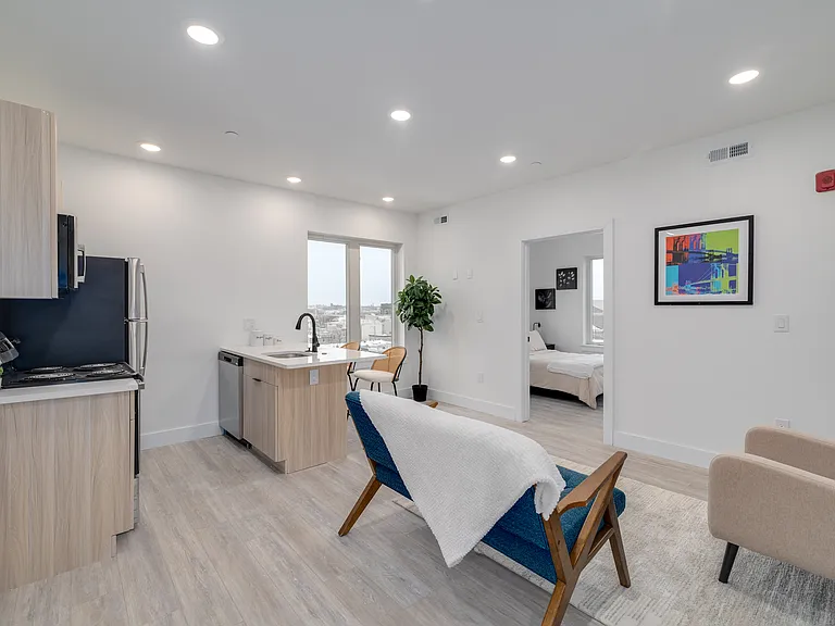 2400 E Huntingdon St — Photo 10