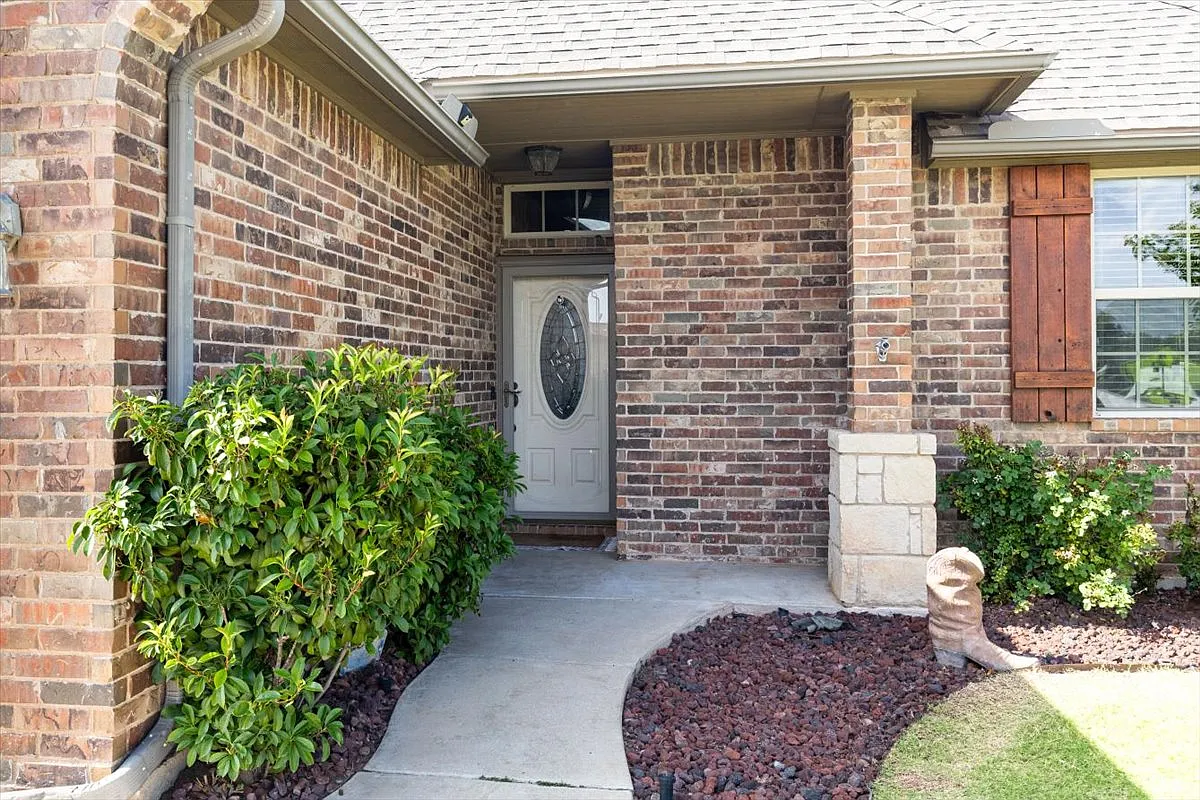 3 bed, 1848 sqft, $1,900 — Photo 2