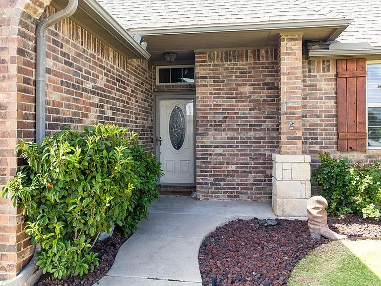 5701 NW Lady Marna Ave — Photo 2