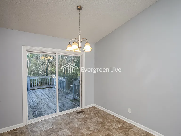 410 Clyde Ct — Photo 7