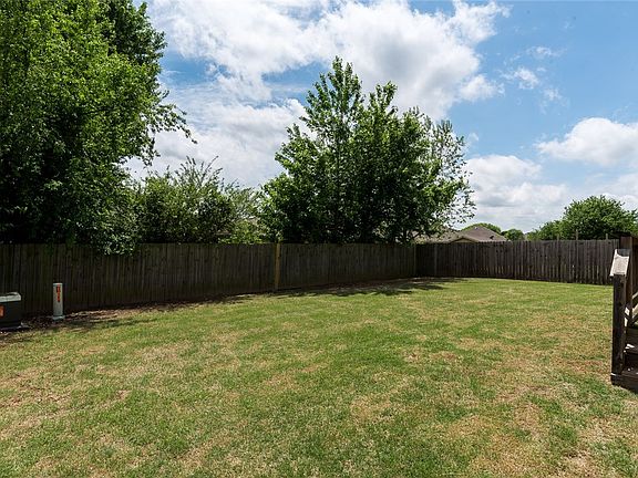 5th image of 410 Meadow Wood Ln