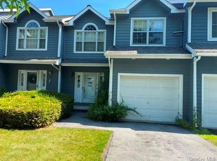 110 Pinebrook Dr, Hyde Park, NY 12538