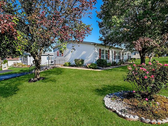 3rd image of 10 Bentwood Ct W