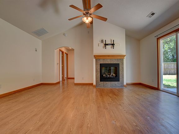 5th image of 210 Glory Ave