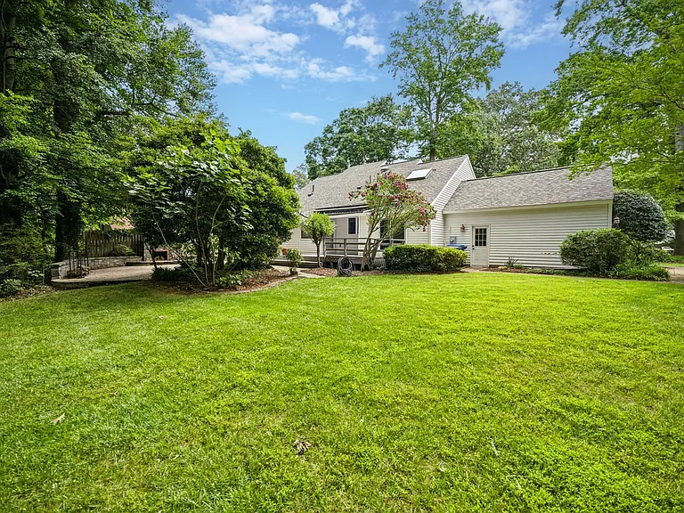 1044 Commodore Dr — Photo 43