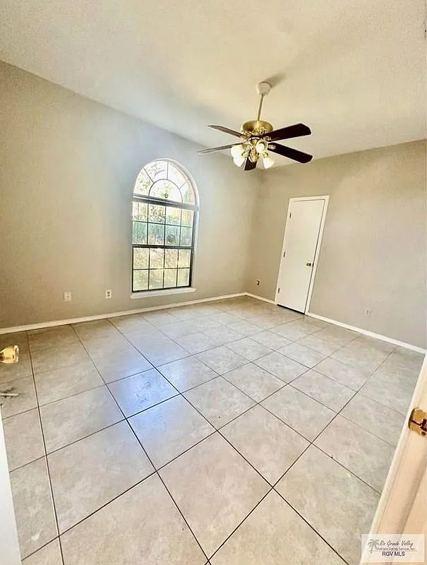 3 bed, 2.0 bath, 1715 sqft, $2,400 — Photo 2