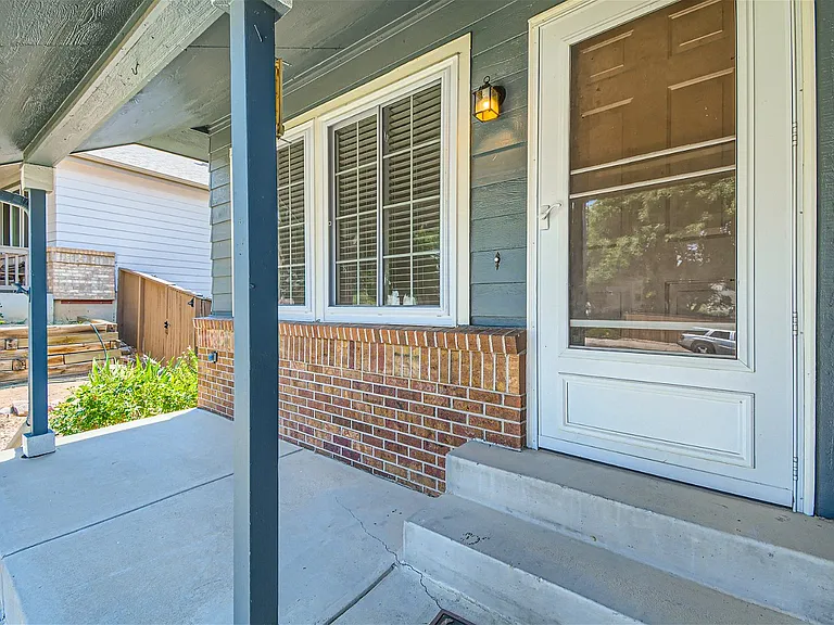 952 Thames St — Photo 3