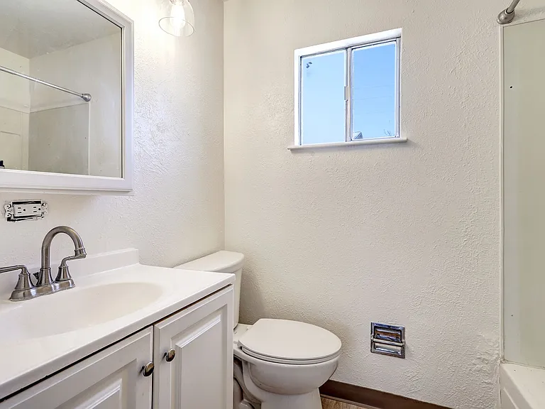 1 bed, 2.0 bath, 842 sqft, $1,299 — Photo 9