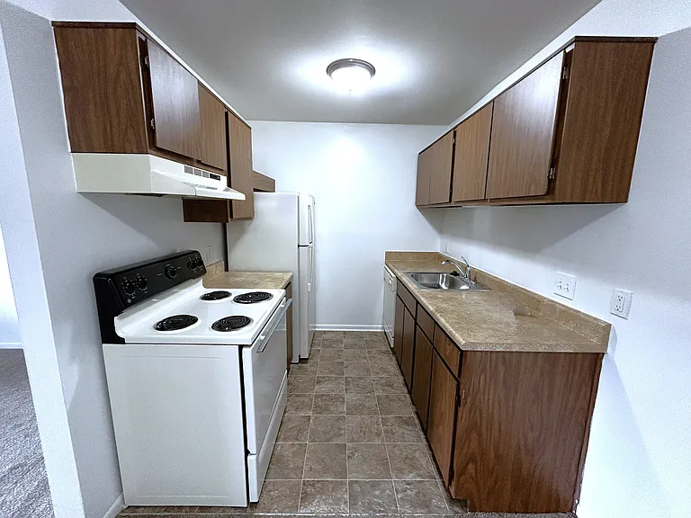 Charter Oaks Apartments — Photo 42