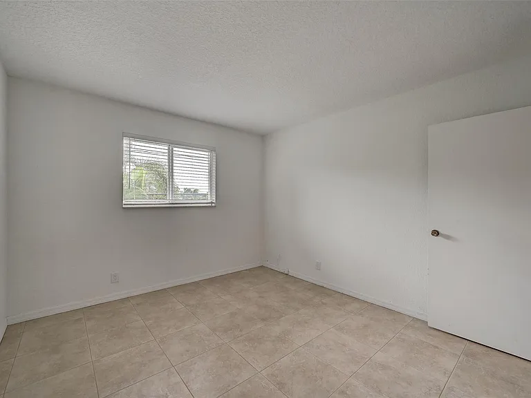 2020 NE 56th St #204 — Photo 18