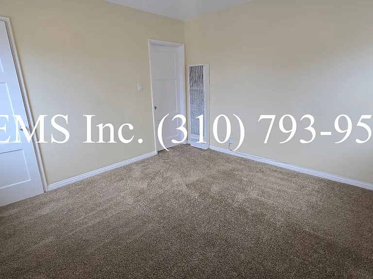 Bright Upstairs 1 Bedroom Apartment w/ Shared Garage Parking — Photo 13