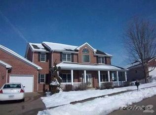 1057 Bonnie Ct, Dubuque, IA 52003