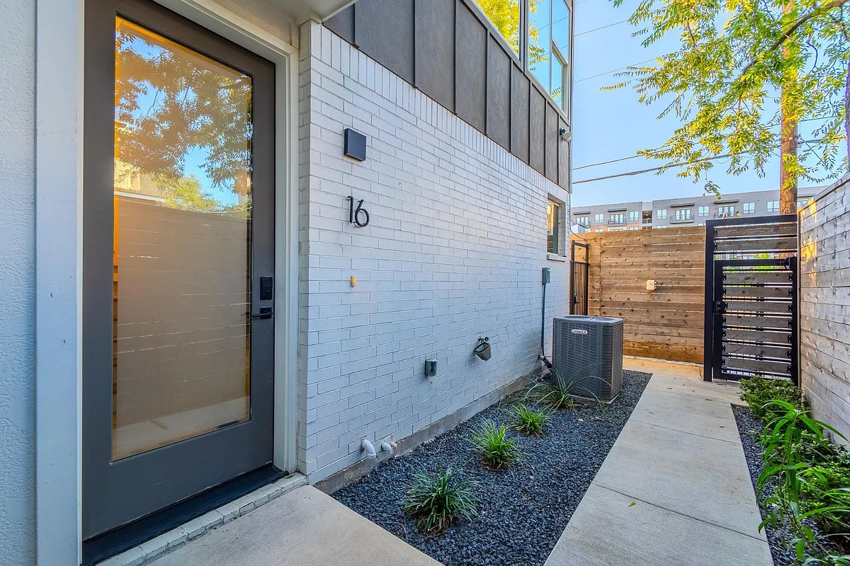 Building Photo - 4911 Belmont Ave #13
