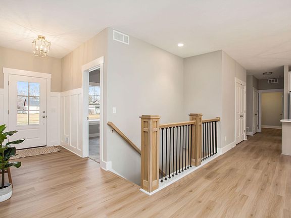 4th image of 2768 Woodridge Dr