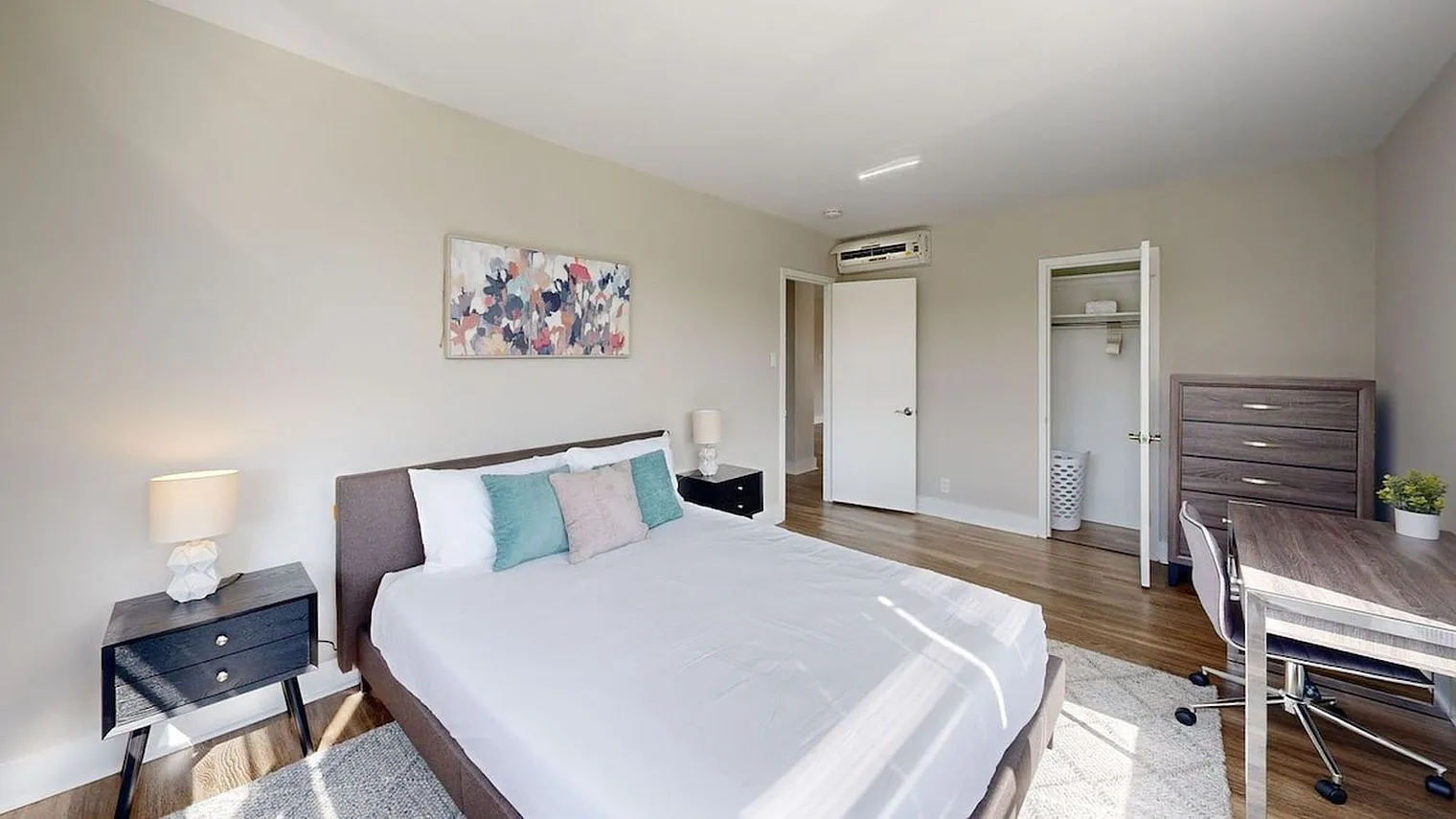2 bed, 1.0 bath, 871 sqft, $1,916 — Photo 3