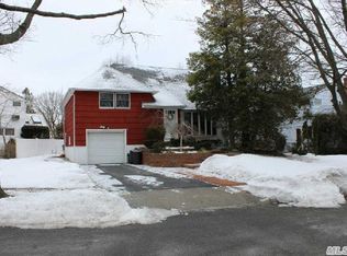 6 Roxbury Rd, Port Washington, NY 11050