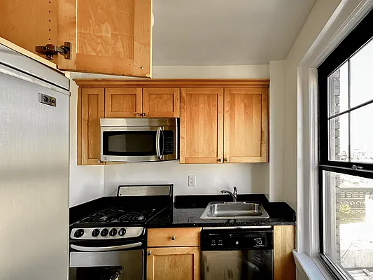 Rented by Manhattan Realty Group | media 22