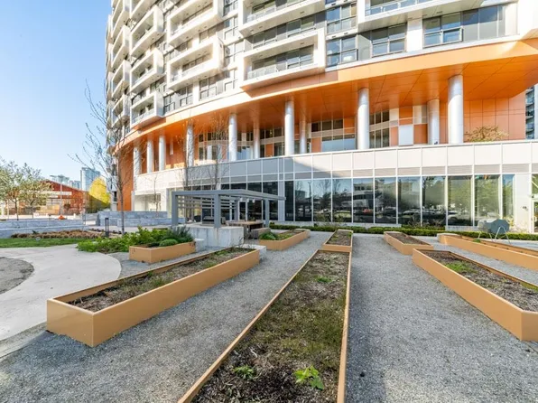 1768 Cook St #1207, Vancouver, BC V5Y 0N3