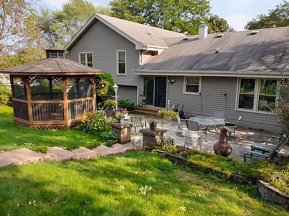 3rd image of 2912 Woodridge Ln