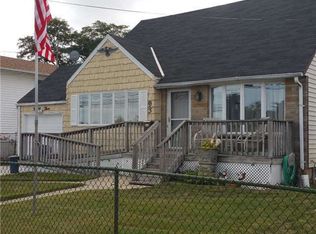 93 Deauville Blvd, Copiague, NY 11726