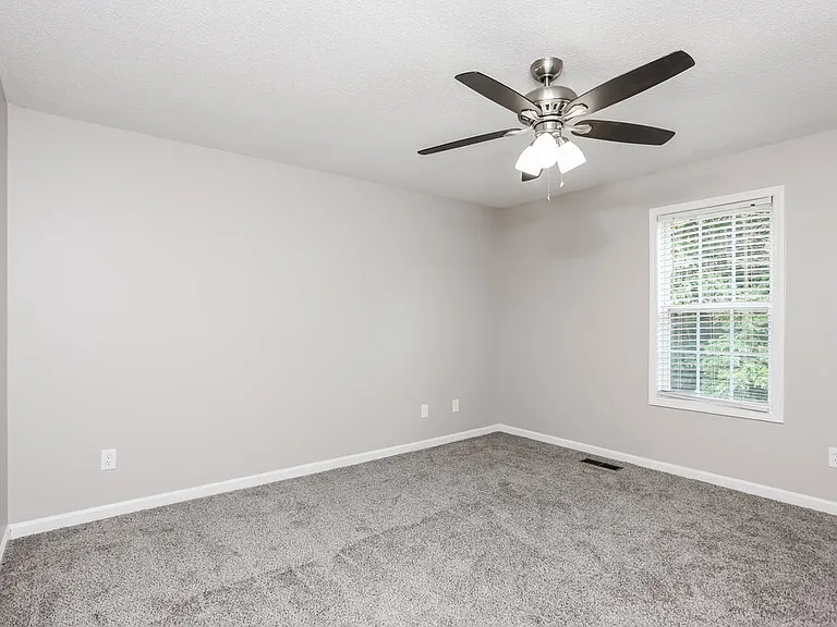 639 Sheffield Ct — Photo 10