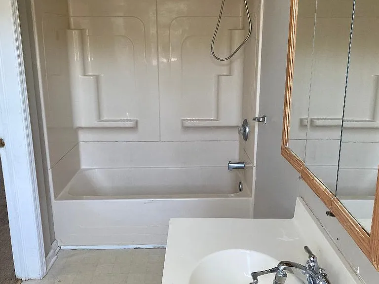 Bathroom, has easy to clean tub/shower