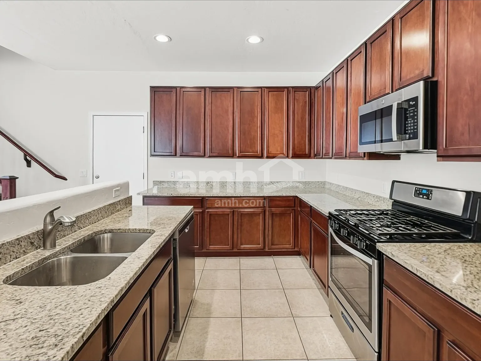 3 bed, 2.5 bath, 1817 sqft, $1,955 — Photo 3