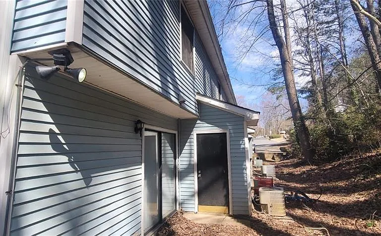 1570 Oakpointe Dr SW — Photo 3