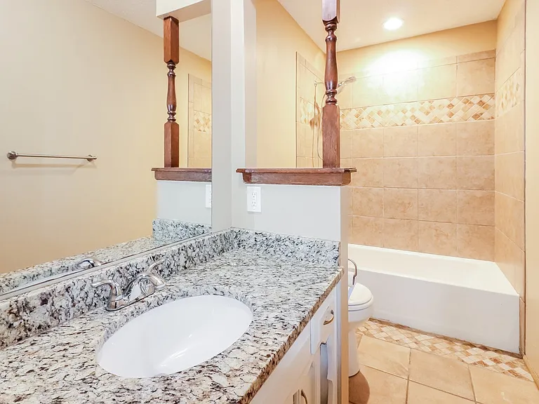 1466603_026_main_bathroom_13228889.jpg