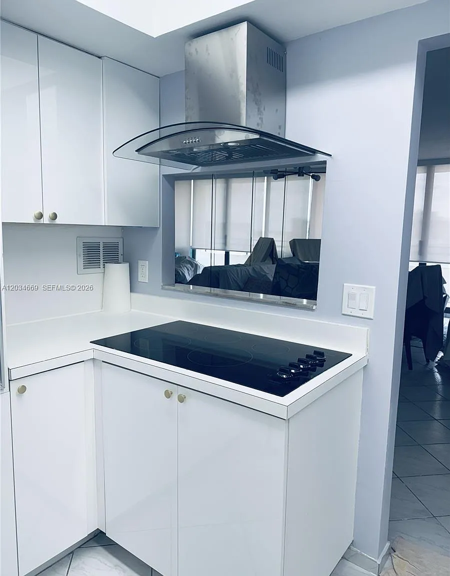 Alexander Towers Condo — Photo 2