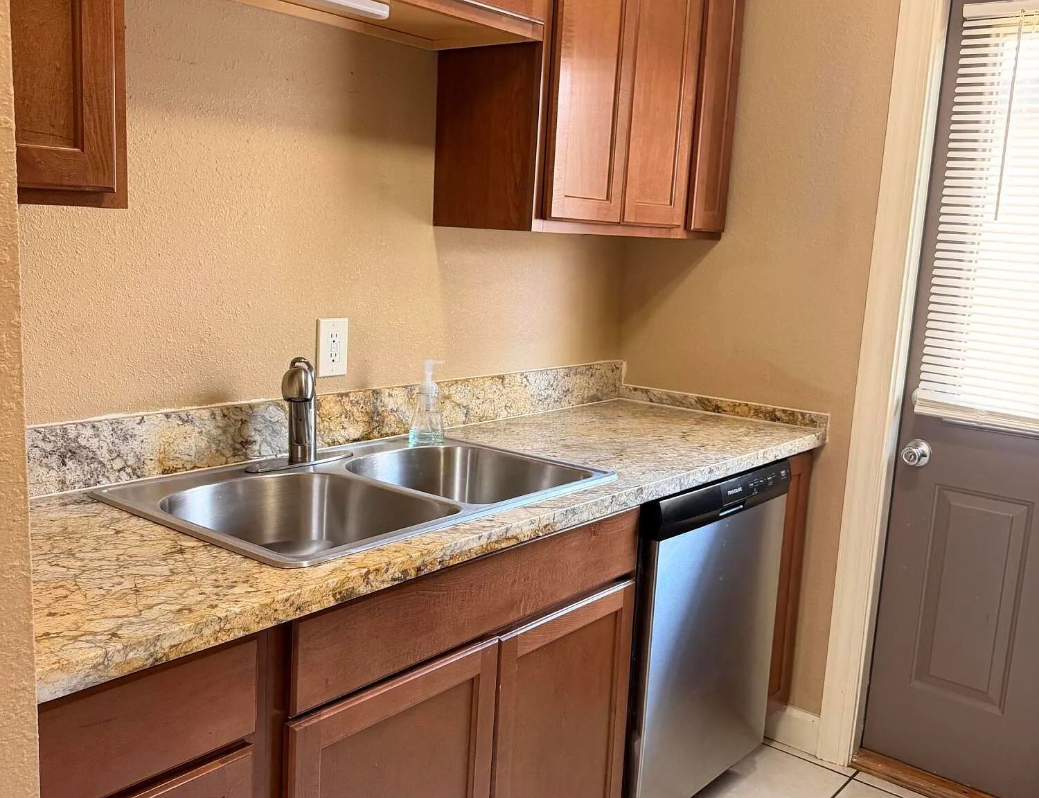 2 bed, 900 sqft, $1,295 — Photo 4
