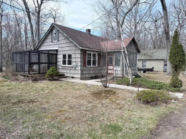 5 Loop Rd, Wurtsboro, NY 12790