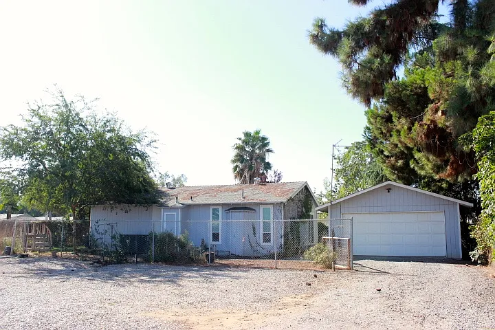 2594 N Armstrong Ave photo 1