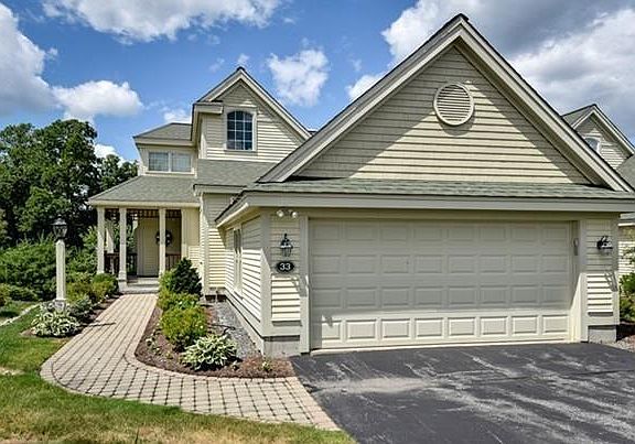 2nd image of 33 Carriage Hill Cir #33