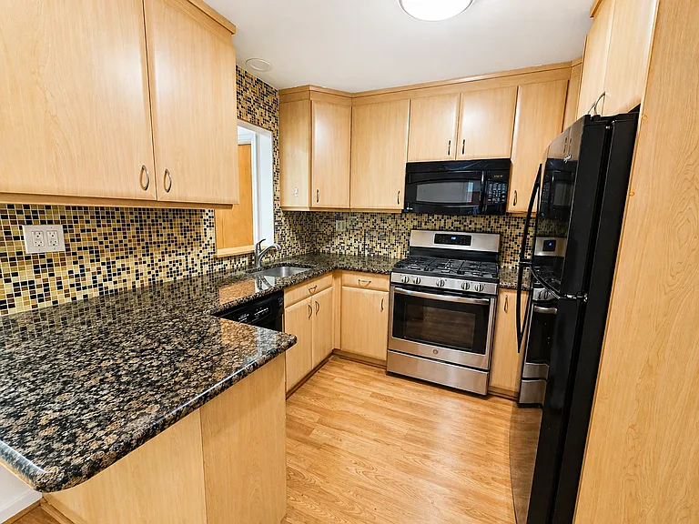 1106 Bromley Ave — Photo 4