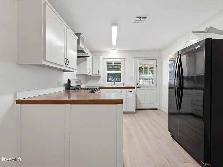 104 Howard Ave — Photo 9