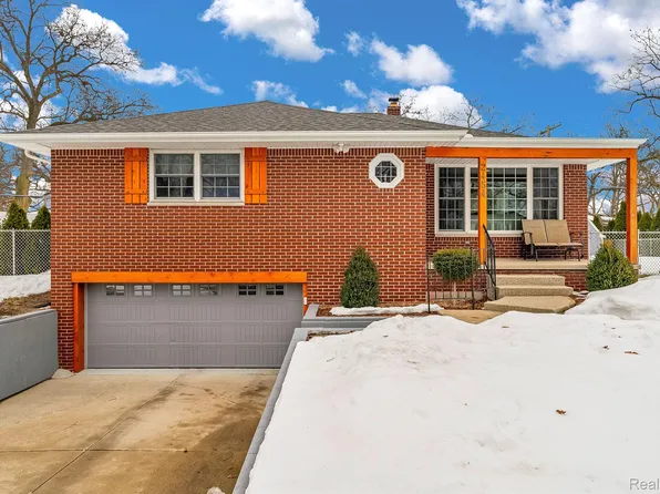 2454 Woodstock Dr, Port Huron, MI 48060