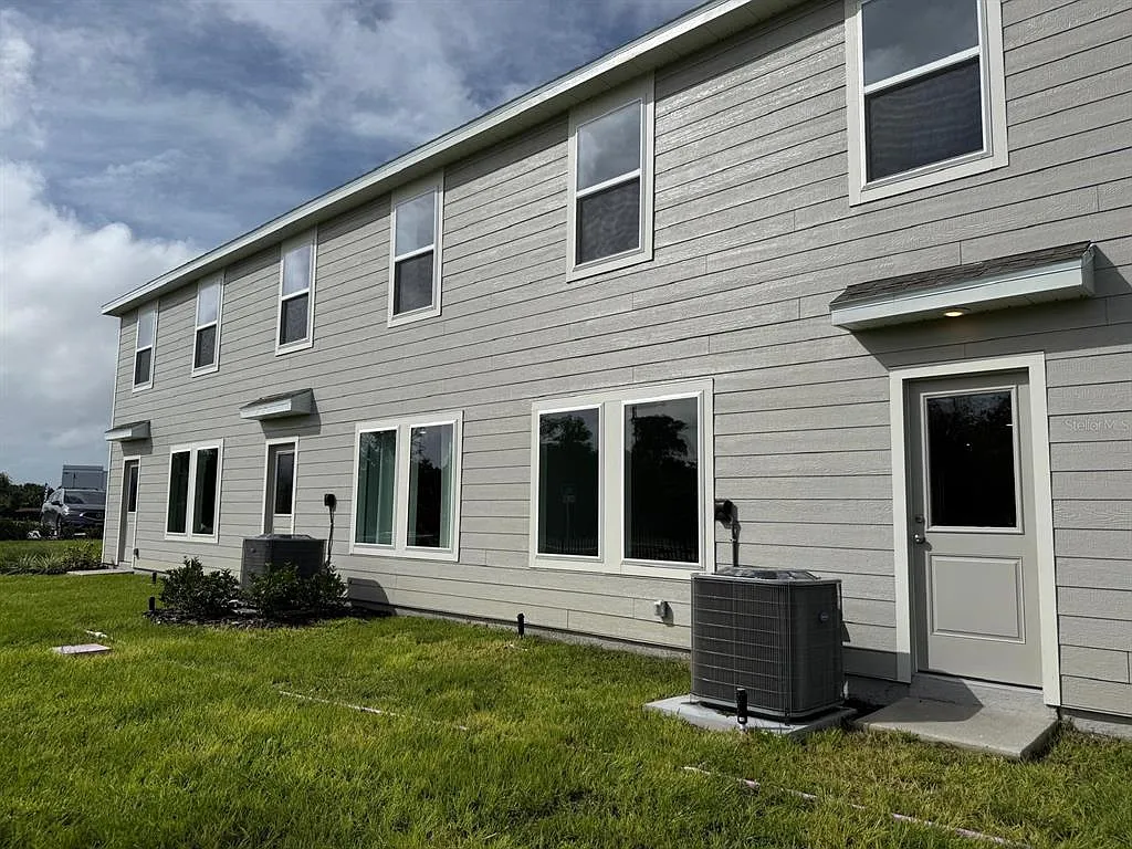 3 bed, 2.5 bath, 1386 sqft, $2,100 — Photo 2