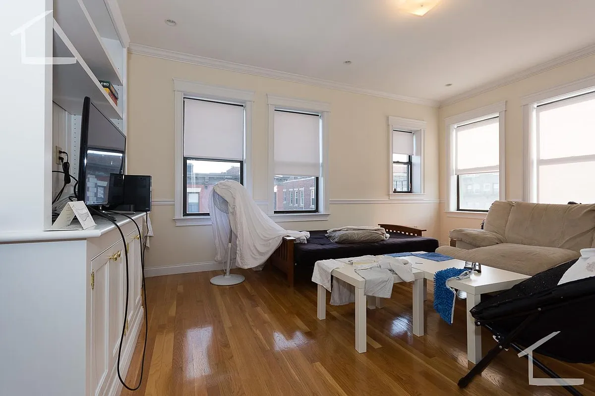 Building Photo - 76 Quint Ave #9C