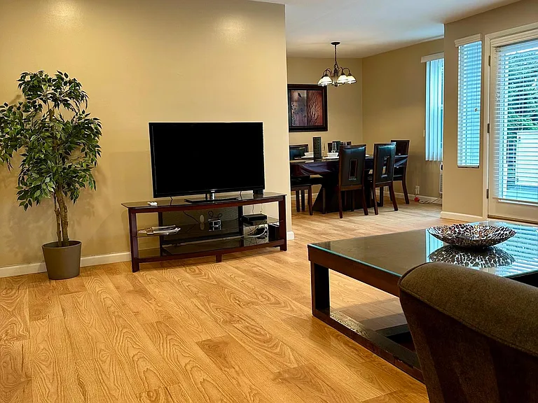 537 Evergreen St #8 — Photo 4