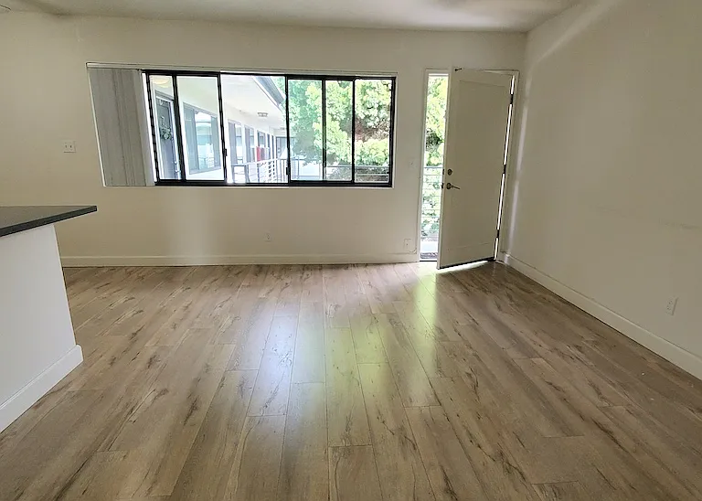 2500 Mathews — Photo 2