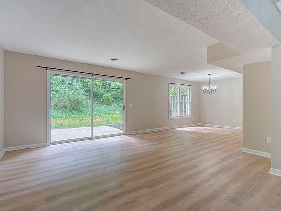 4th image of 1002 Evergreen Way