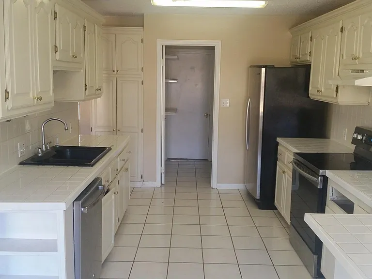 1065 Highland Blvd — Photo 2