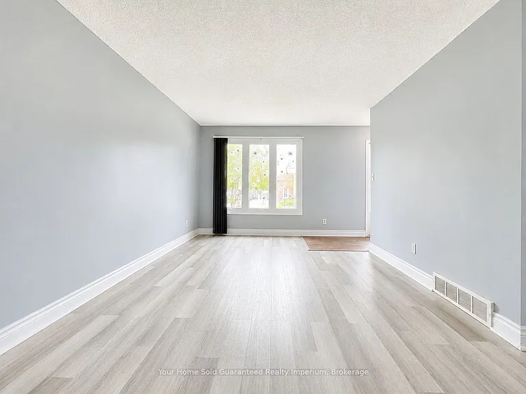 37 Mayfair Dr — Photo 5