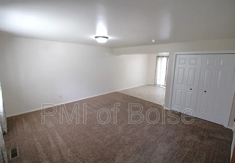 633 W Idaho Ave — Photo 2