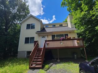 133 Roundhill Rd, Dingmans Ferry, PA 18328