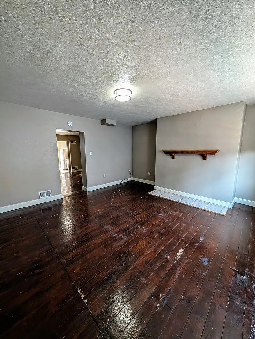 Southside Flats 3 bedroom! Central AC! Washer and Dryer Included! Available 8/21 — Photo 2
