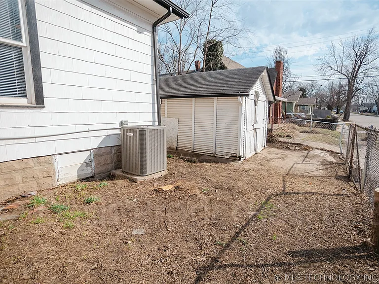 2604 E 7th St S — Photo 53