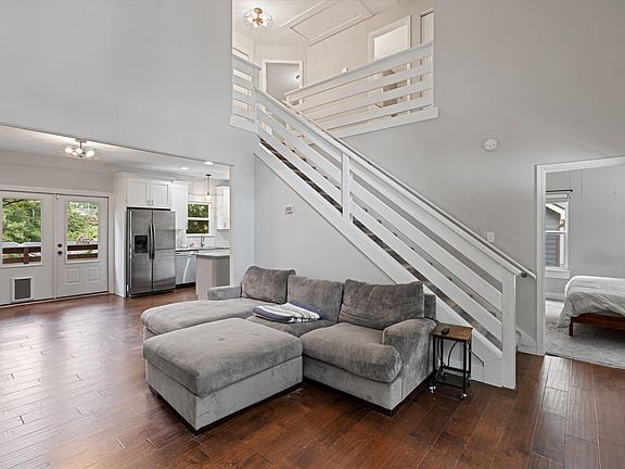 3rd image of 125 Hollyberry Ln